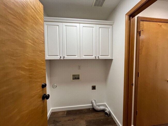 Building Photo - Amazing 3 Bd 2 Bath home in Historic Gladstone! Attached garage and Private yard! Easy access to ...