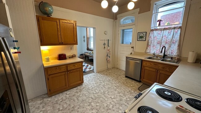 Building Photo - 155 E 12th St