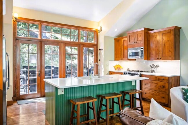 Building Photo - 738 Skyline Dr