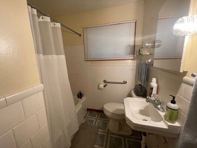 Building Photo - 2 Bedroom Duplex on Great Corner Lot in Urbana!
