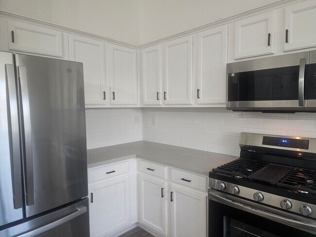 Building Photo - 4 Bedroom 2 Bath