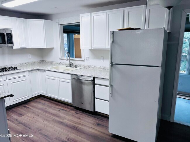 Building Photo - 891 Raleigh Dr