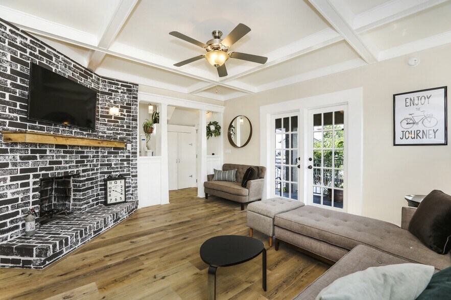 Building Photo - 3220 E 6th St