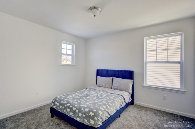 Building Photo - 9480 White Tail Dr