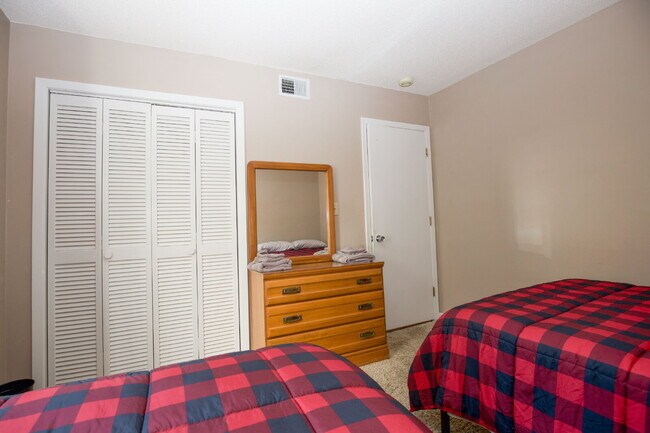 Building Photo - FULLY FURNISHED 2-Bed, 2-Bath Condo in Pin...