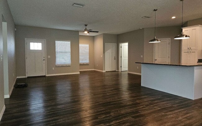 Building Photo - 160 SW Ivy Glen