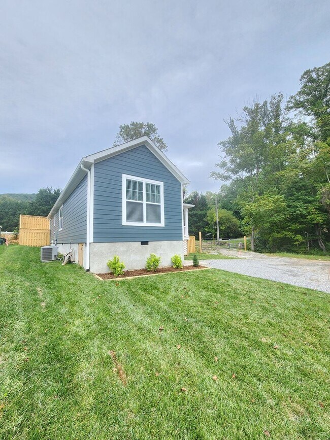 Building Photo - 1128 Blueview Dr