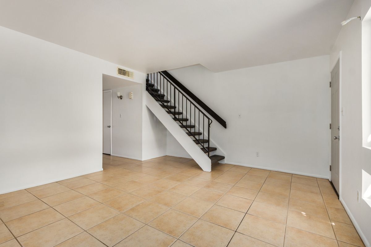 Building Photo - 1052 S San Jose