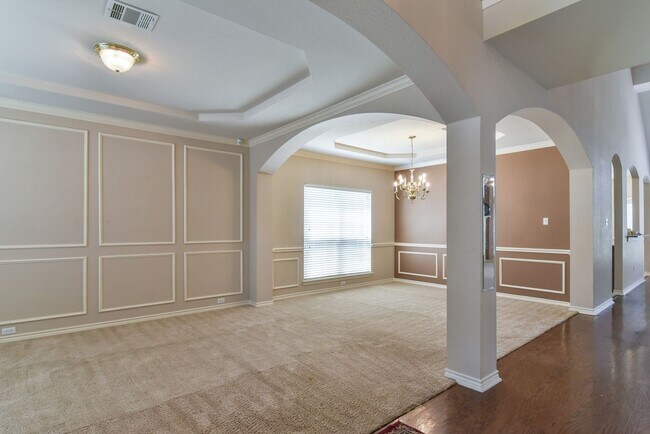 Building Photo - Large Mansfield High Home Centrally Located