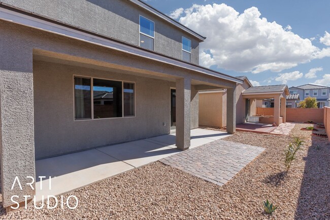 Building Photo - Beautiful 4 bedroom 2.5 bathrooms Two-Stor...