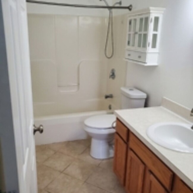 Building Photo - 2/3 Bed Room 1 ½ Townhouse for rent.
