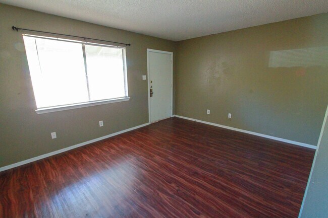 Building Photo - Charming 1-Bedroom, 1-Bath 4-Plex Unit Nea...