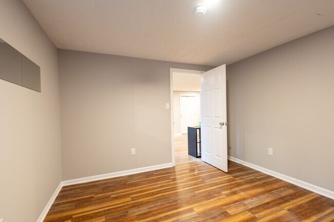 Building Photo - Lovely 2 BR/1 BA Condo in Columbia!