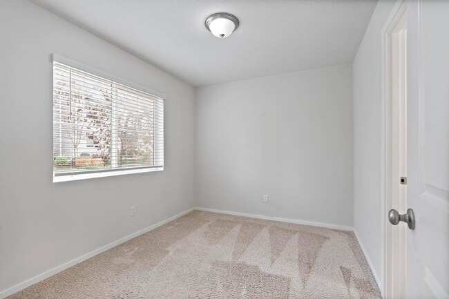 Building Photo - Sparkling clean newer 4-bdrm/3.5-bath townhome. 2-car garage, near Forest Park, $500 move-in special