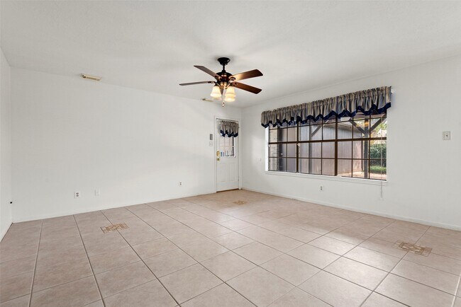 Building Photo - 2415 Parkwood Ln