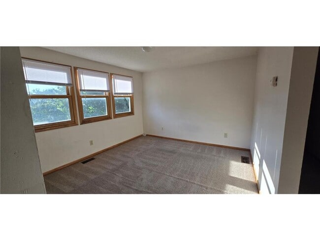 Building Photo - 742 Case Ave E