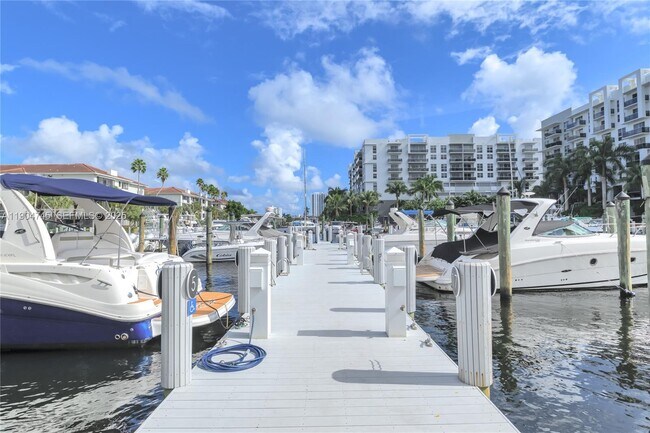 Building Photo - 3200 Port Royale Dr N