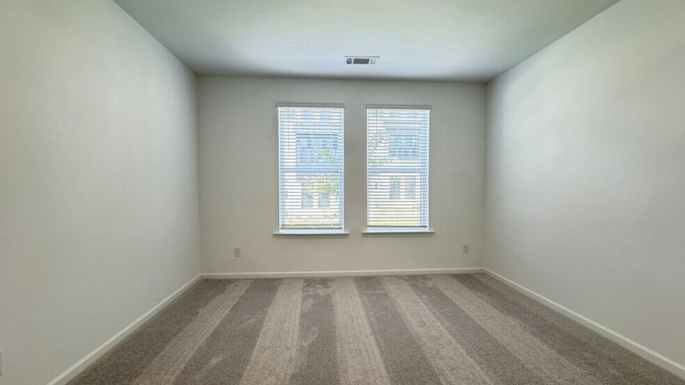 Building Photo - 104 Holt Ln
