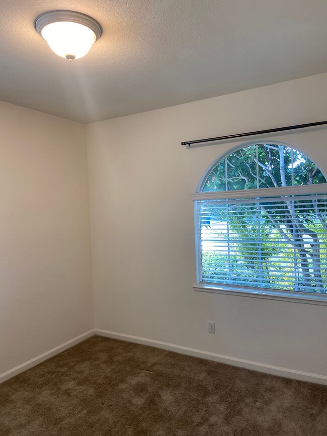 Building Photo - Folsom Parkway 3 Bdrm, 2 bath - Close to s...