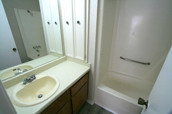 Building Photo - 1102 Spring Loop