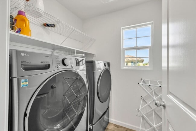 Building Photo - 4 bed / 3 bath | Upated Anatolia Home Avai...