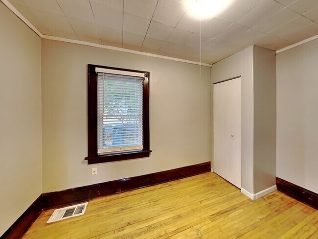 Building Photo - Quaint 2 Bedroom, 1 Bathroom House in Minn...