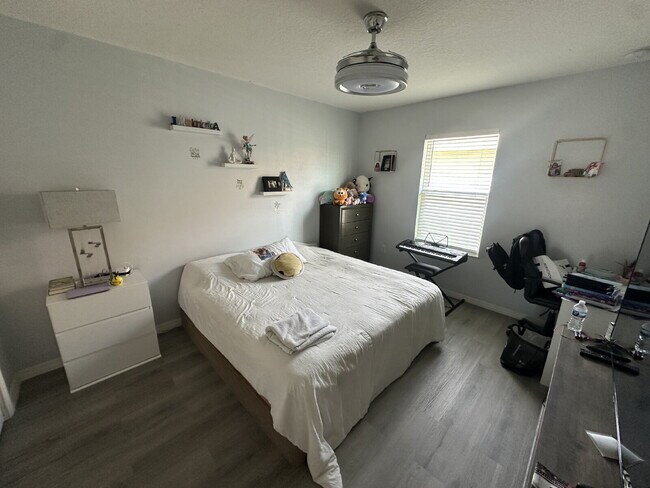 Building Photo - 4-bedroom, 2-bathroom