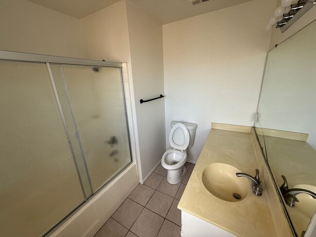 Building Photo - Spacious 3 Bed / 2.5 Bath Townhome in Prime San Gabriel Location