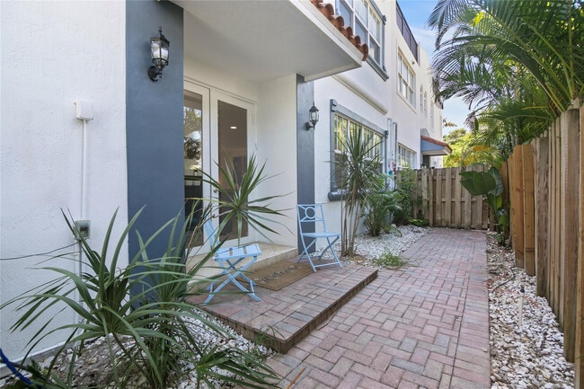 Building Photo - 732 NE 15th Ave