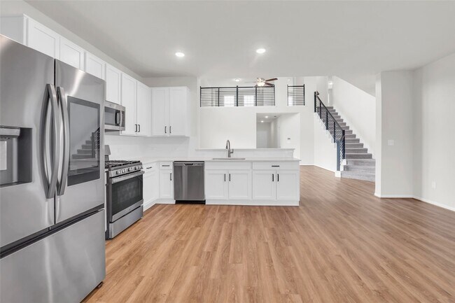 Building Photo - 15100 Crown Mnr Dr