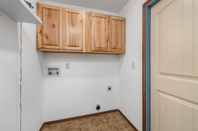 Building Photo - Luxurious Bel Aire Home