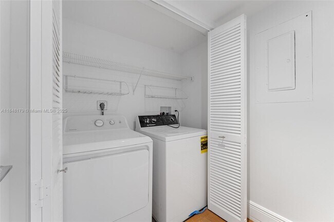 Building Photo - 2843 S Bayshore Dr