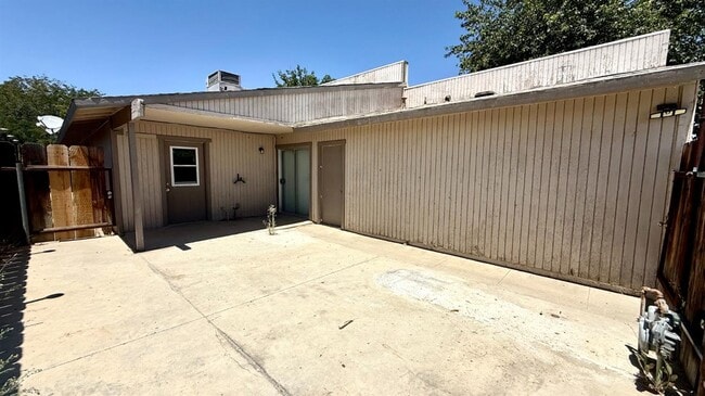 Building Photo - 665 S Coalinga St