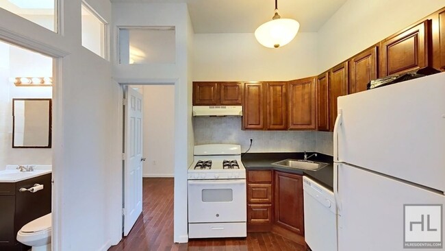 Building Photo - Spacious Clinton Hill 2-Bed 1-Bath / Great...