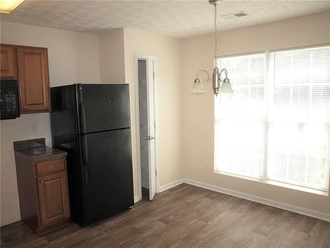 Building Photo - Three Bedroom Town Home, Total Electric