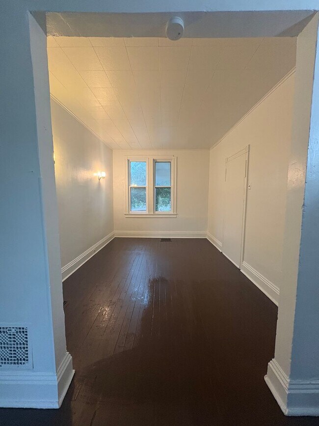 Building Photo - 3 Bedroom 1 Bath House-York City SD