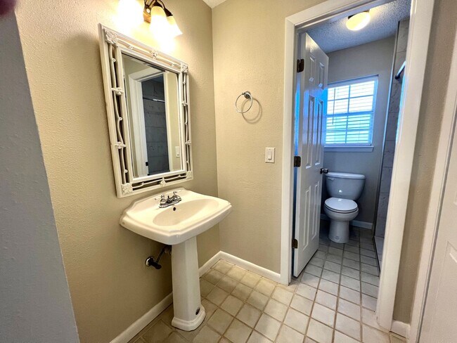 Building Photo - Charming home in Blue Pine Village!