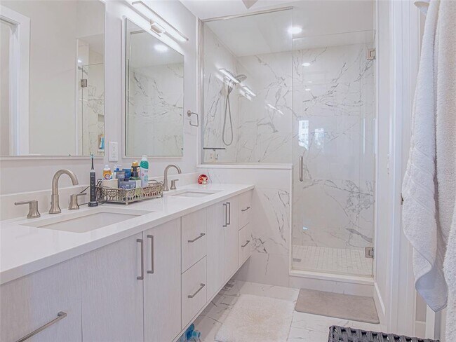 Building Photo - 370 6th St S