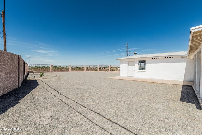 Building Photo - 11441 W Lakeshore Dr