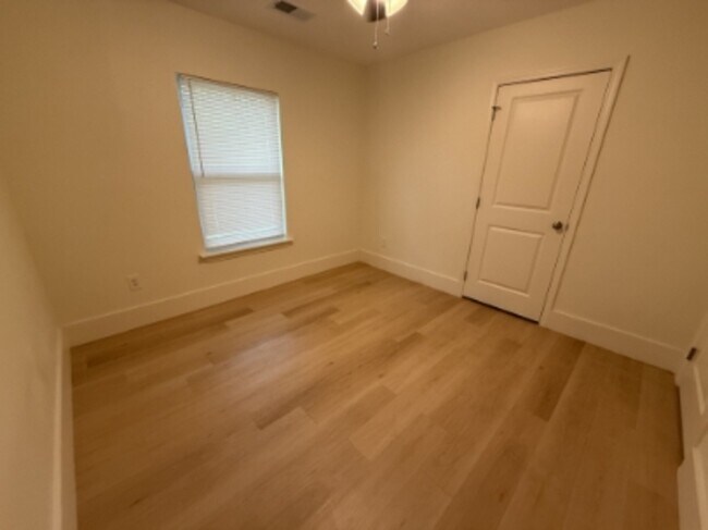 Building Photo - 926 N Hollywood St