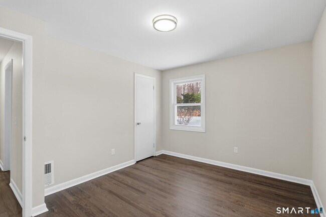 Building Photo - 26 Hiawatha Ln