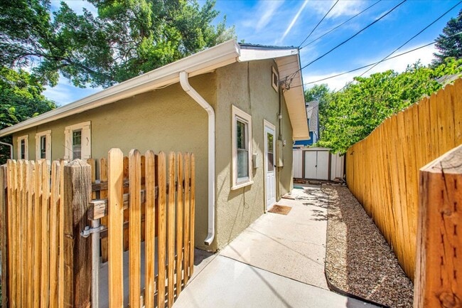 Building Photo - Adorable Guest Cottage in the North End!