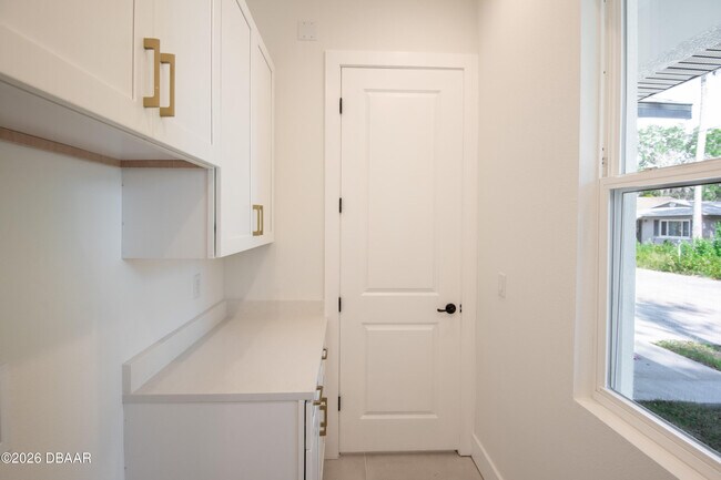 Building Photo - 618 N Duss St