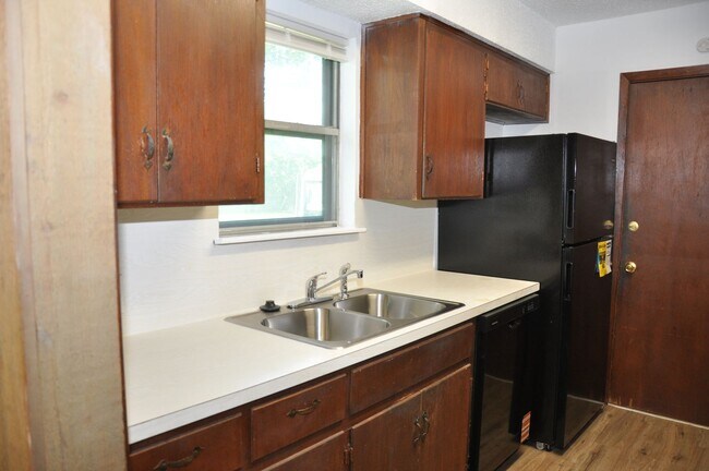 Building Photo - 2 Bedroom 1 Bath 1 Car Garage in Heart of ...