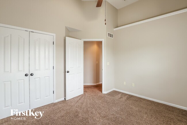 Building Photo - 8700 N Colrain Ct