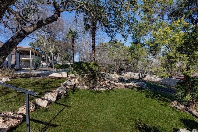 Building Photo - 132 Lakeway Dr