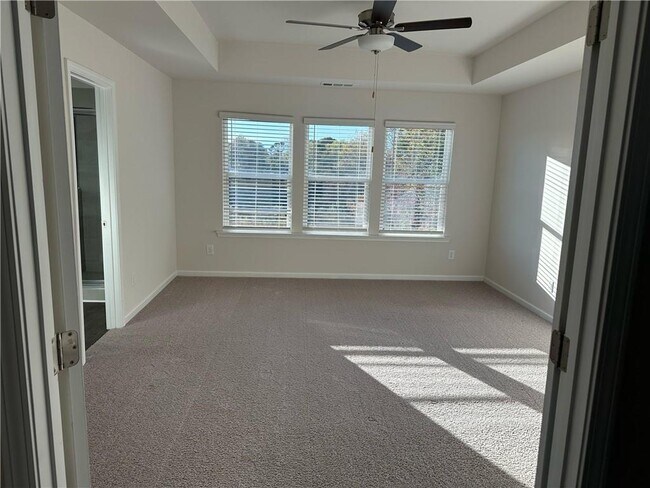 Building Photo - 45 Pineview Dr