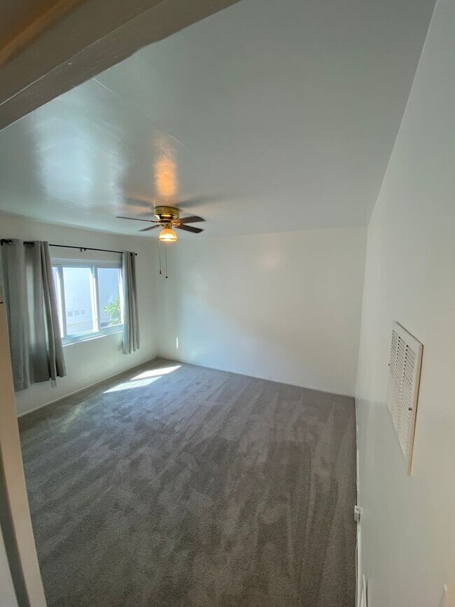 Building Photo - 1 Bedroom 1 Bath Apartment in Los Feliz!