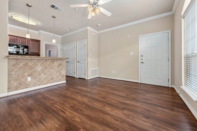 Building Photo - Available for Immediate Move in! 1 bed Tow...