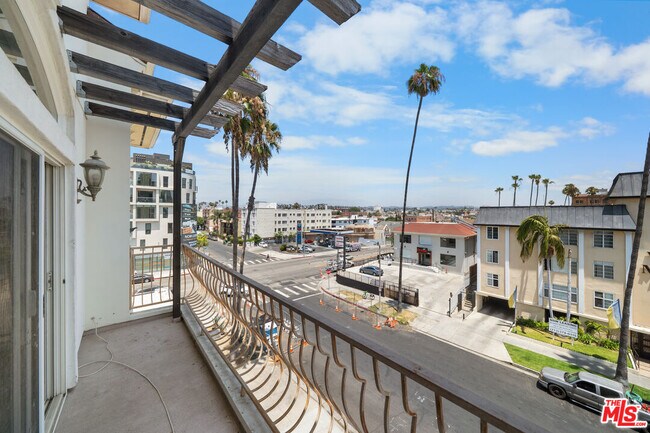 Building Photo - 309 S Mariposa Ave